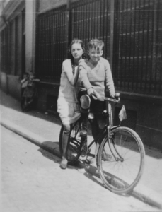 876209 Portret van Marietje en Nico Kool op een fiets in de Korte Viestraat in Wijk C te Utrecht op Koninginnedag. Hun ...